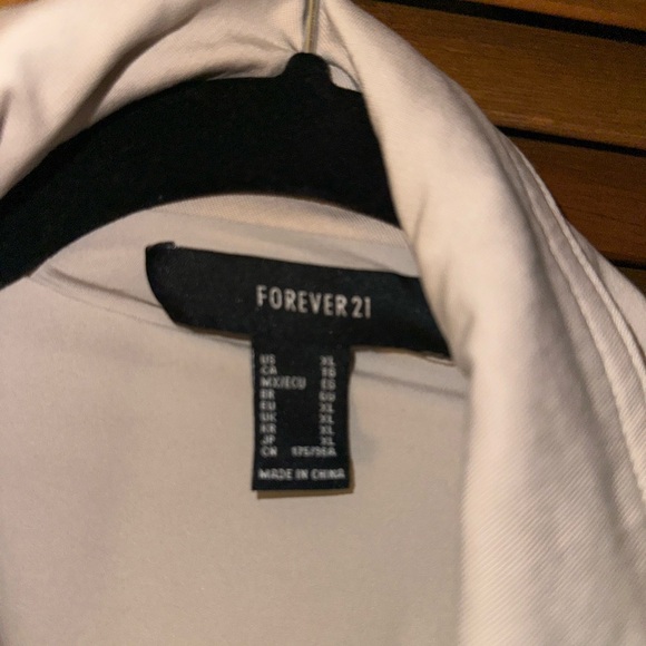 Cropped Trench Coat - Picture 4 of 5